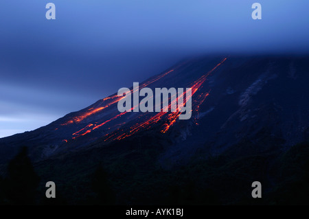 Geschmolzene Schlackensteine herunterfallen Vulkan Arenal in Costa Rica in der Abenddämmerung Stockfoto