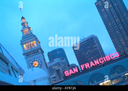 Niedrigen Winkel Ansicht der Fähre Gebäude in San Francisco bei Nacht Stockfoto