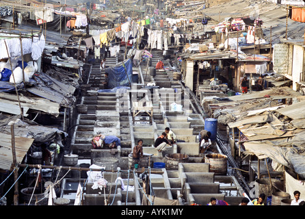 Indien MUMBAI BOMBAY Laundrymen Waschen von Kleidung in der Open-Air-Wäscherei Saat Raasta Dhobi Ghat in der Nähe von Mahalaxmi-Station Stockfoto