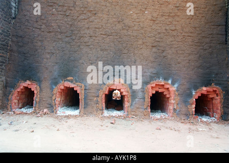 Die Öfen zum Brennen der Ziegel ein Backstein-Produktionsstandort verwendet Stockfoto