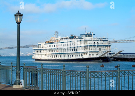 High-Tech-Tretboot angedockt in der San Francisco Bay in der Nähe von Fährgebäude Stockfoto