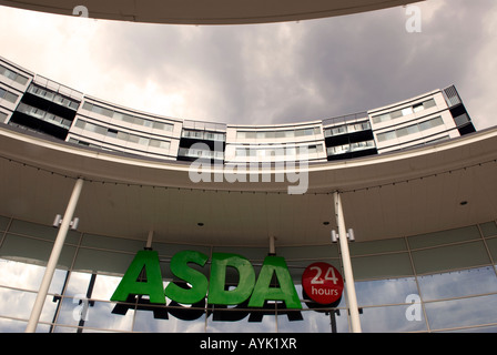 Neue 24-Stunden Asda Superstore mit Wohn- Schlafzimmer Bauten über Blenheim Zentrum, Hounslow, Middlesex, Großbritannien. Stockfoto