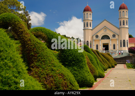 Topiary Garten Sträucher und Pfad in Zarcero Costa Rica führt zu Treppen und San Rafael katholische Kirche Stockfoto