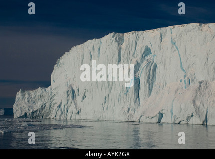 Ein Eisberg in den gefrorenen Gewässern außerhalb von Ilulissat, Nord-West-Grönland Stockfoto