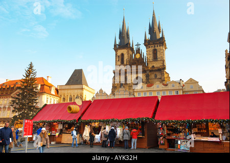 festliche "Weihnachtsmarkt Prag" in der Nacht den Altstädter Ring, Prag, Tschechische Republik Stockfoto