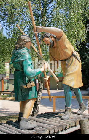 Robin Hood und Little John Skulpturenpark Sherwood Forest Besucher Nottinghamshire England Großbritannien UK Stockfoto