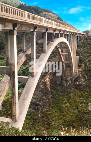 Rocky Creek Bridge aus dem Jahr 1932 am Hwy 1 pacific Coast Highway in der Nähe von Monterey, California Stockfoto