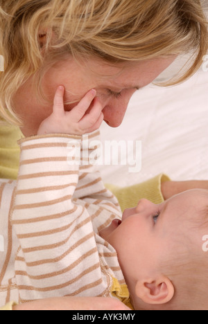 Nahaufnahme eines Babys, Mütter Gesicht berühren Stockfoto