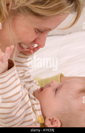 Nahaufnahme von Mutter und Baby von Angesicht zu Angesicht Stockfoto