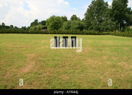 Memorial Grabsteine innerhalb der Erde von der Little Red House an der ehemaligen Konzentrationslager in Auschwitz-Birkenau. Stockfoto