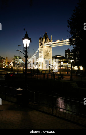 Blick auf die Tower Bridge aus St Katharine Dock, Wapping, London Stockfoto