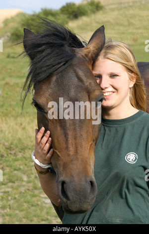 Mädchen mit Connemara Pony - Porträt Stockfoto