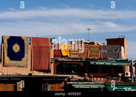 Teppiche hängen von der Dachterrasse in Marrakesch, Marokko Stockfoto