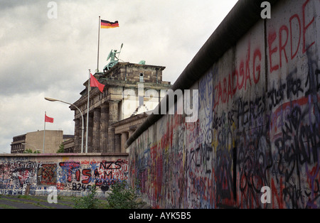 Brandenburger Tor hinter der Berliner Mauer vor der Maueröffnung im August 1989 Stockfoto