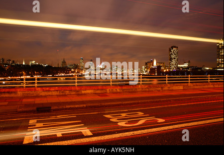 Blick vom Waterloo Bridge in Richtung St. Pauls und der City of London Stockfoto