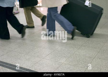 Menschen in einem französischen Flughafen in nantes Stockfoto