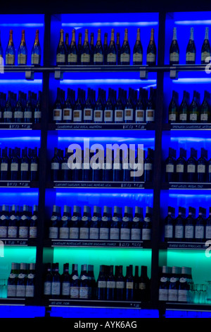 Flasche Wein in ein farbiges Licht, Amsterdam, Wein-Bar am Flughafen Schiphol Stockfoto