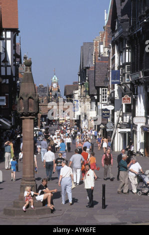 Chester Kreuz und Shopper und Touristen in der Eastgate street Stockfoto