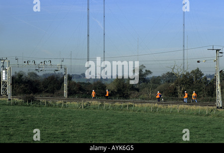 Netzwerk-Eisenbahner im Warnschutz Jacken auf der West Coast Main Line südlich von Rugby, Warwickshire, England, UK Stockfoto