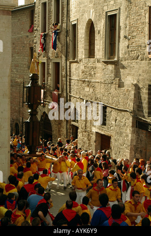 Gubbio Ceri Race Festival 15 kann Umbrien Italien vertikale aufrecht Porträt Stockfoto