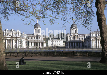 Greenwich Old Royal Naval College mit Queens House & Themse aus einer gegenüberliegenden Park auf der Isle of Dogs Tower Hamlets London England UK gesehen Stockfoto