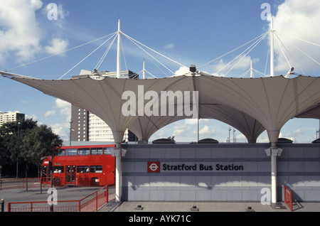 Stratford Ost-London-Bus-terminal und den Austausch mit unterirdischen Hauptleitung zu trainieren, Dienstleistungen und Docklands Light railway Stockfoto