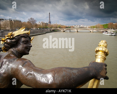 Blick vom Pont de l Alma Paris Frankreich mit Statue auf der Brücke im Vordergrund Stockfoto