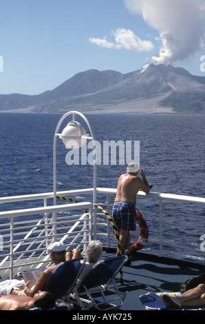 Rückblick Passagier an Bord des Kreuzfahrtschiffs, vorbei an noch rauchenden Vulkanen in den Soufriere Hills in Montserrat kurz nach einem großen Ausbruch im Jahr 1997 Stockfoto