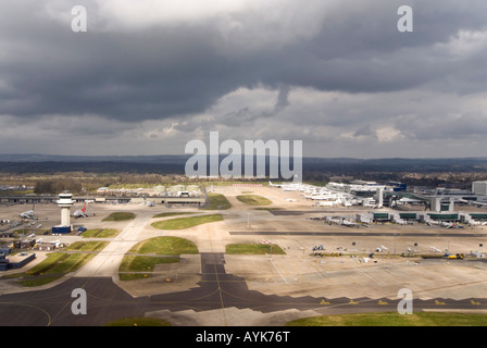 Horizontale Antenne Weitwinkel von Gatwick Flughafen die umliegenden Start-und Landebahnen und Abflug-gates an einem stürmischen Tag Stockfoto