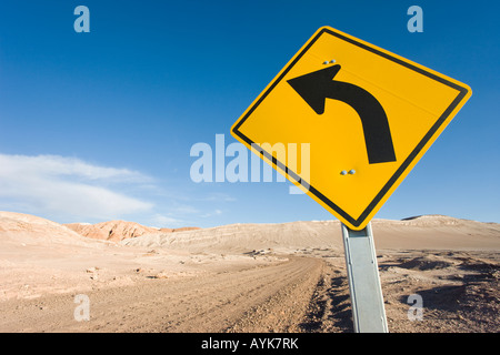 Verkehrszeichen auf großer Höhe Wüstenstraße in der Atacama-Wüste in Chile, Südamerika Stockfoto