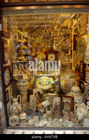 Souvenirs zum Verkauf, überfüllten Fenster Keramik Shop in Assisi Italien aufrecht vertikale Porträt Stockfoto