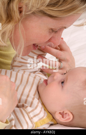Nahaufnahme eines Babys, Mütter Gesicht berühren Stockfoto