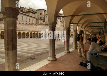 Die Basilika San Francesco Lucini Colonade und Piazza der Unterkirche Stockfoto