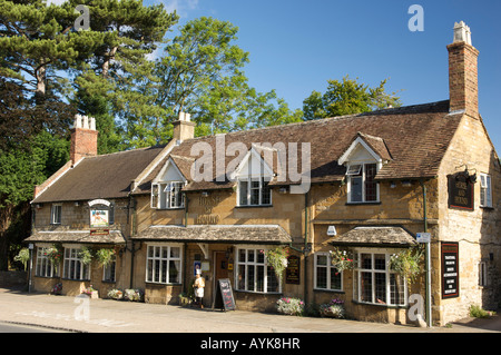 Pferde und Hunde Pub in Broadway in den Cotswolds Stockfoto