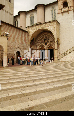 Die Basilika San Francesco Lucini Eingang zum unteren Kirche aufrecht vertikale Porträt Stockfoto