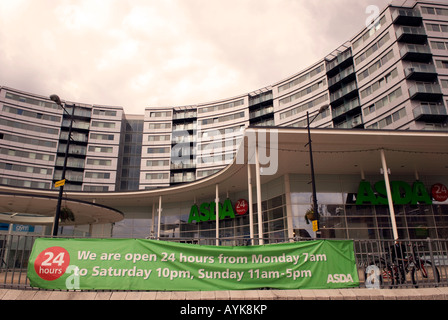 Neue 24-Stunden Asda Supermarkt mit Wohngebäuden Wohnung oben Blenheim Centre Hounslow Middlesex Stockfoto