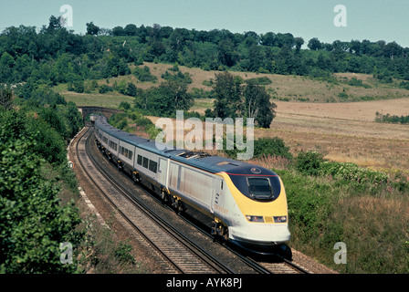 Eurostar-Zug durch die ländliche Landschaft in der Nähe von Polhill in Kent Stockfoto