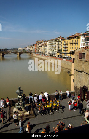 Blick von Vasari Korridor Uffizi Museum des Ponte Vecchio Florenz aufrecht vertikale Porträts Stockfoto