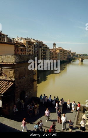 Blick von Vasari Korridor Uffizi Museum des Ponte Vecchio Florenz aufrecht vertikale Porträts Stockfoto