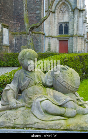 Skulptur außerhalb Onze Lieve Broowekerk in Brügge Belgien Europa Stockfoto