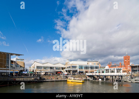 Horizontalen Weitwinkel über Mermaid Quay auf das Pierhead Gebäude an der Cardiff Bay Entwicklung an einem sonnigen Tag Stockfoto