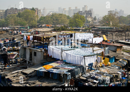 Indien MUMBAI BOMBAY Laundrymen Waschen von Kleidung in der Open-Air-Wäscherei Saat Raasta Dhobi Ghat in der Nähe von Mahalaxmi-Station Stockfoto