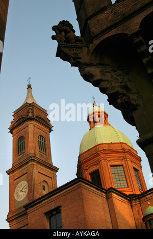 Bologna Emilia-Romagna Italien Kirche San Bartolomeo Sihouetted im Abend Licht aufrecht vertikale Portrait od Stockfoto