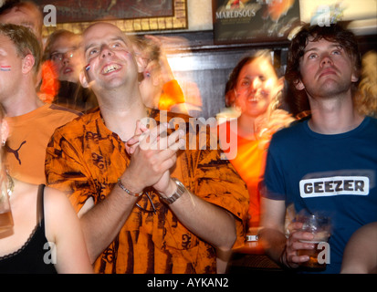 Holland-Fans, die gerade ihre WM 2006 1: 0 gewinnen gegen Serbien-Montenegro, De Säume Bar, London Stockfoto