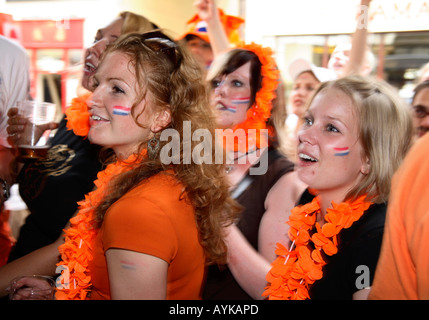 Holland-Fans, die gerade ihre WM 2006 1: 0 gewinnen gegen Serbien-Montenegro, De Säume Bar, London Stockfoto