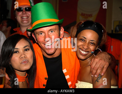 Holländischen Fans feiern Hollands 1: 0-Sieg über Serbien Montenegro 2006 World Cup, De Säume Bar, London Stockfoto