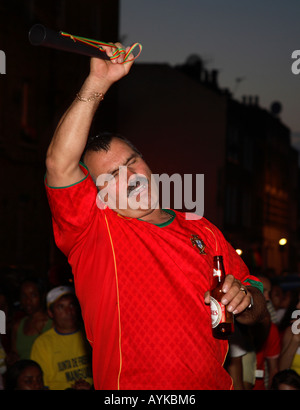 Portugiesische Fan winkenden Arm während 2006 World Cup Finals Spiel gegen Angola, Estrela Restaurant, Stockwell, London Stockfoto