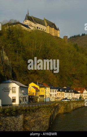 Vianden mit Schloss Burg und den Fluss unserer in Luxemburg-Europa Stockfoto