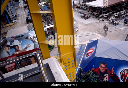 Tabak Werbung Stahl Säule und Passanten an einer u-Bahnstation in der Nähe des Hafens von Piräus Stockfoto