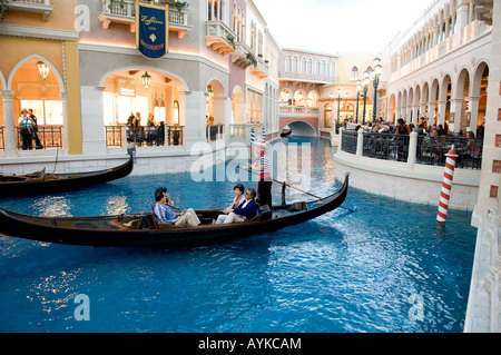 Eine Gondel gleitet entlang des indoor-Kanals des Venetian Hotel in Las Vegas. Stockfoto